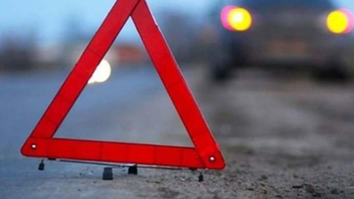 В Киеве "скорая" снесла электроопору и она упала на авто медиков (ФОТО)