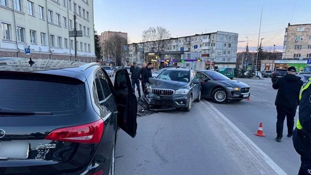 У Тернополі п'яний працівник СБУ скоїв аварію з трьома автомобілями (ФОТО)