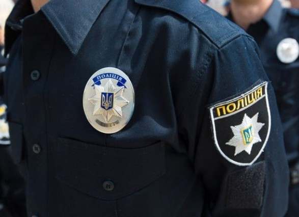 Киевские полицейские незаконно удерживали человека в гараже и требовали взятку
