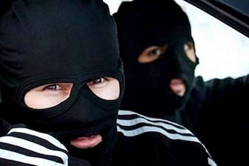 В Киеве двое в мужчин в масках с ломом отобрали у девушки миллион гривен
