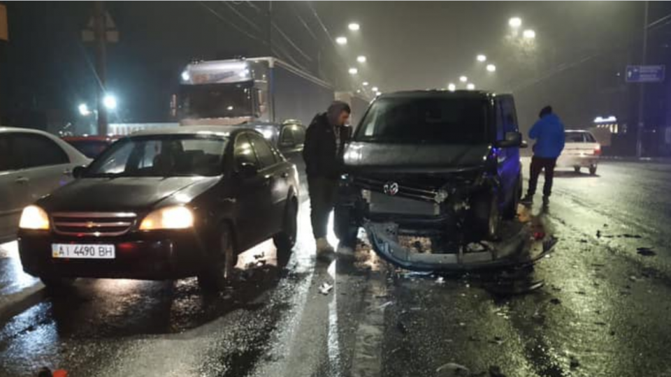 В Киеве пьяный водитель разбил сразу три машины