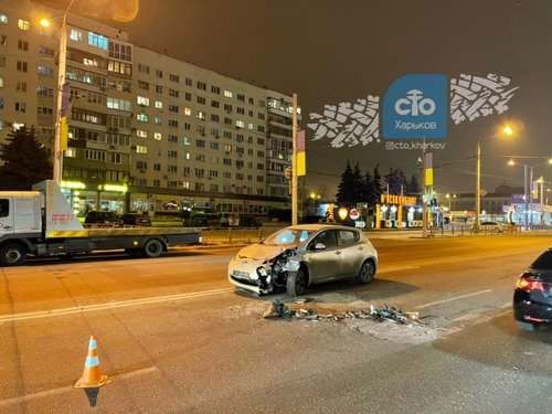 В Харькове после столкновения автомобиль влетел на парковку