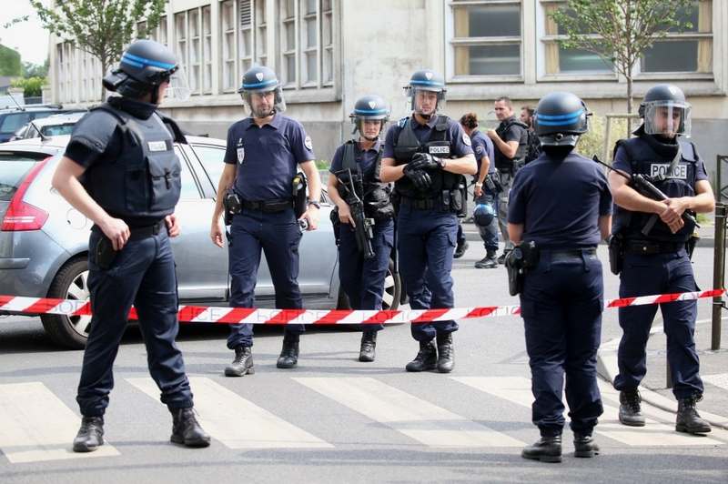 Во Франции мужчина расстрелял троих полицейских