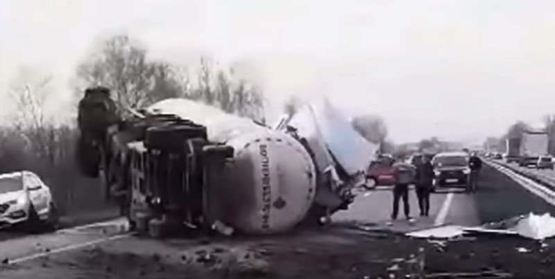 Из-за перевернувшейся фуры трассу Киев-Харьков перекрыли на несколько часов