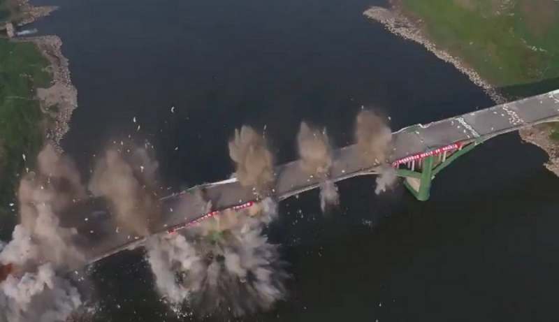 В Китае за десять секунд эффектным взрывом уничтожили старый мост (ВИДЕО)