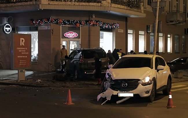 В центре Днепра столкнулись два автомобиля, один из них влетел в магазин