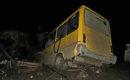 На Николаевщине автобус с 15 пассажирами влетел во двор дома и рухнул в бассейн