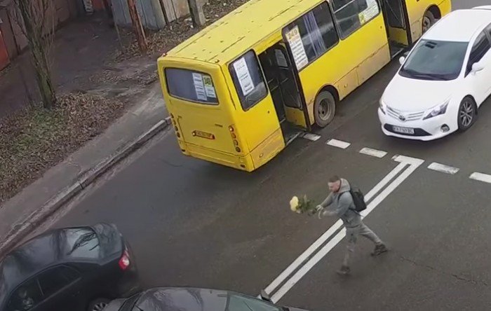 В Киеве автомобиль без водителя совершил ДТП (ВИДЕО)