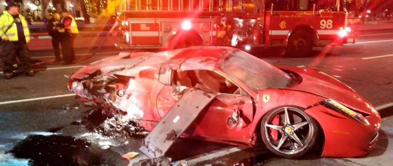 В Чикаго арендованный Ferrari перевернулся и загорелся (ВИДЕО)