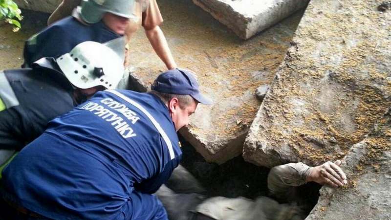 В Днепре бетонная плита аварийного дома раздавила мужчину