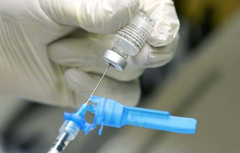 У второго медработника в США возникла аллергия на вакцину Pfizer