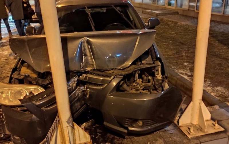 В Мариуполе водитель Chevrolet не справился с управлением и влетел во флагшток