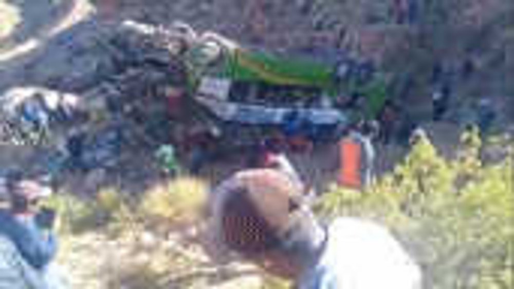 В Боливии автобус рухнул в овраг с высоты сто метров