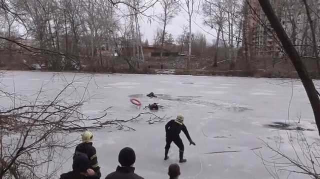 Двое мужчин провалились под лед на реке Псел (ВИДЕО)