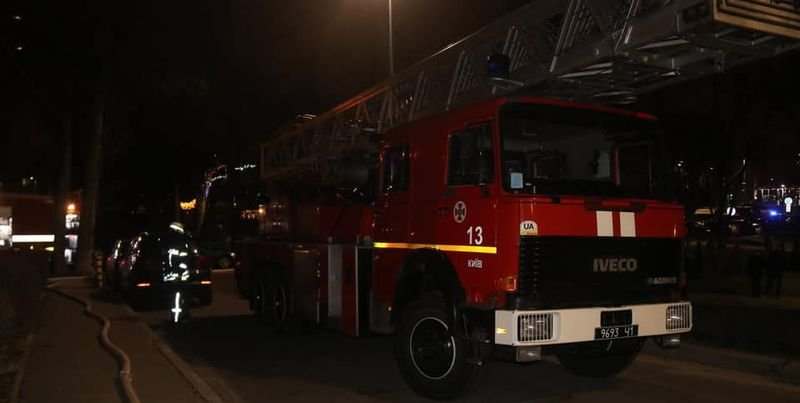 В Киеве на пожаре в многоэтажке спасатели нашли тело с ножевыми ранениями