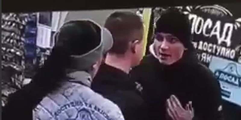 В Харькове мужчина ударил ногой по лицу женщину-кассира и тут же получил ответку