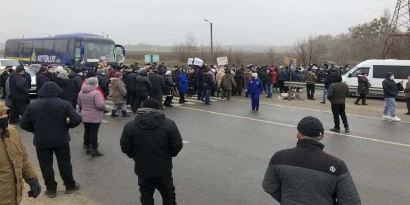 В Полтавской области десятки людей перекрыли трассу Киев-Харьков