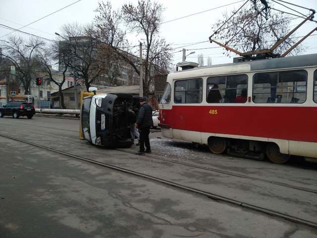 В Харькове грузовик перевернулся и заблокировал движение