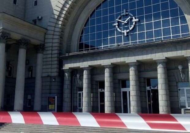 Неизвестный сообщил в полицию о взрывчатке на железнодорожном вокзале в Днепре