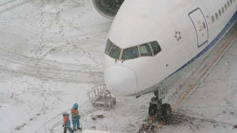 Снегопад в Испании парализовал работу мадридского аэропорта (ВИДЕО)