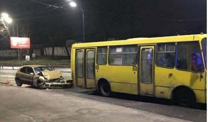 В Киеве Daewoo Lanos влетел в маршрутку