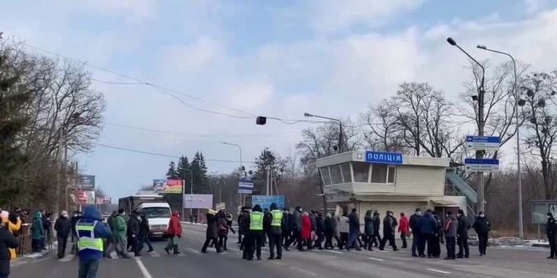 Под Харьковом люди перекрыли дорогу и требовали отмены повышения тарифов на газ