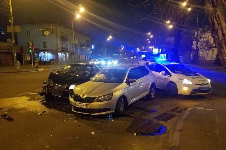 В центре Киева столкнулись легковые Audi и Skoda