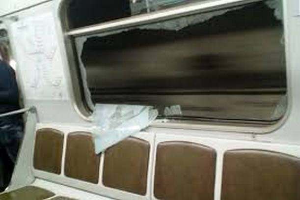В Киевском метро неизвестные разбили окна в четырех вагонах