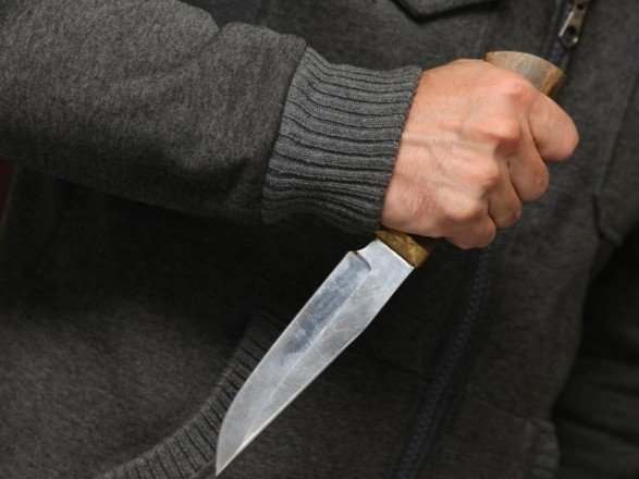 В Сумской области мужчина ударил соседку ножом