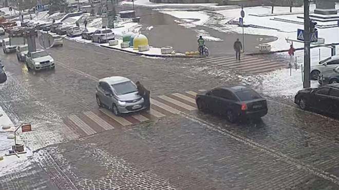 На переходе в центре Киева легковушка сбила пешехода (ВИДЕО)
