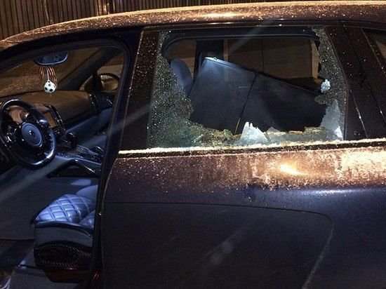 В Иршавском районе Закарпатья трое мужчин с битами разбили две машины и избили пассажиров