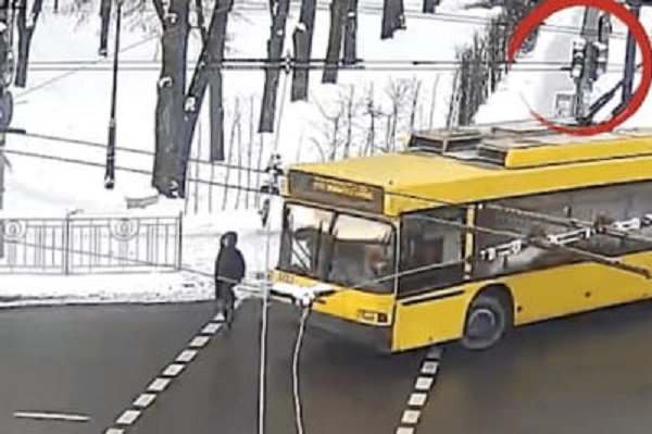 В Киеве троллейбус прямо на пешеходном переходе сбил женщину (ВИДЕО)