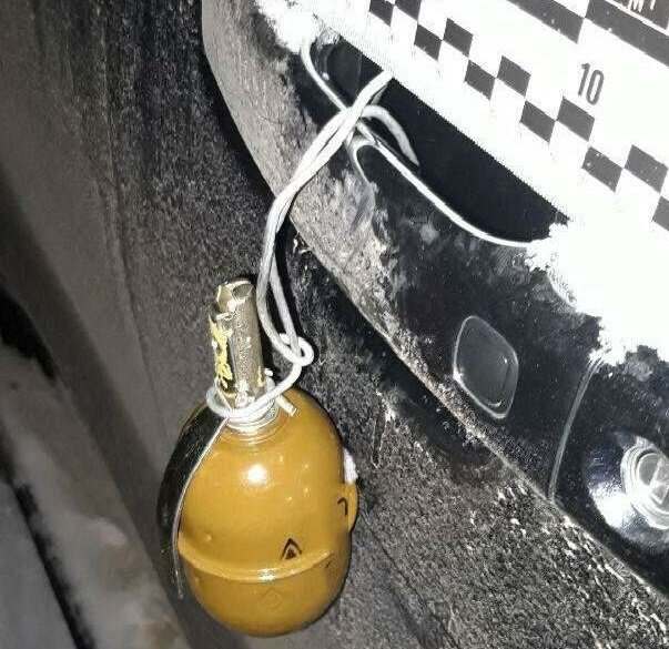 В Ровно к дверце машины полицейского привязали гранату (ФОТО)