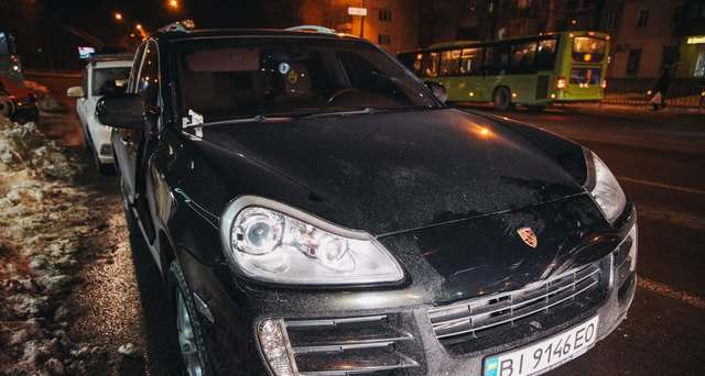 В Днепре водитель Porsche Cayenne сбил полицейского и скрылся