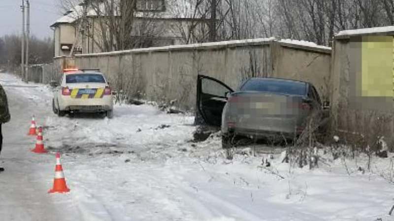 В Борисполе Mazda протаранила бетонный забор