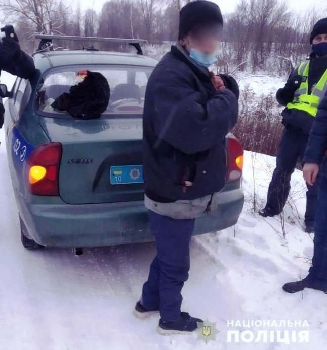 В Киевской области мужчина ограбил прохожую
