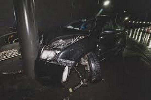 На проспекте Степана Бандеры в Киеве автомобиль влетел в столб