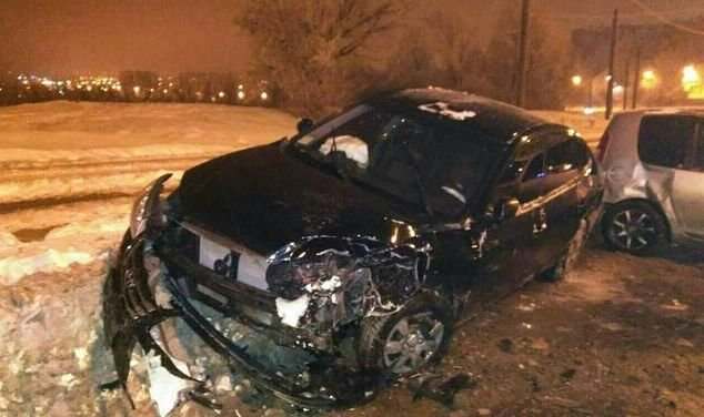 В Харькове на автозаправке столкнулись два автомобиля