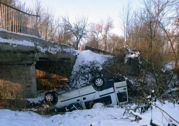 В Житомирской области автомобиль сорвался с моста