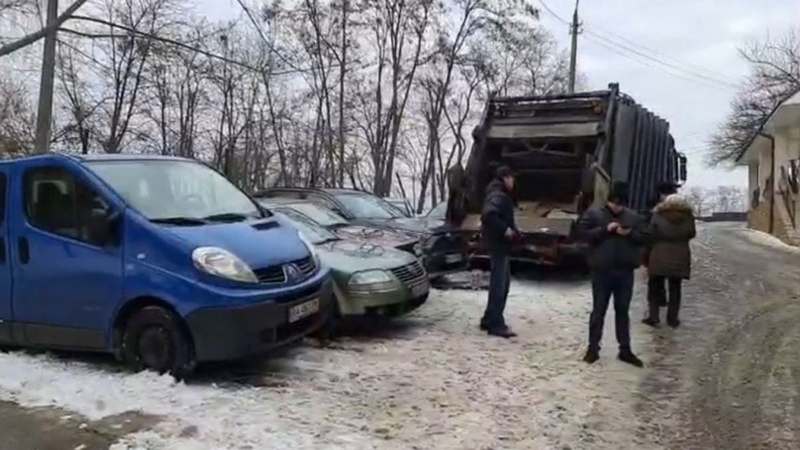 В Киеве мусоровоз во дворе жилого дома разбил девять авто (ВИДЕО)