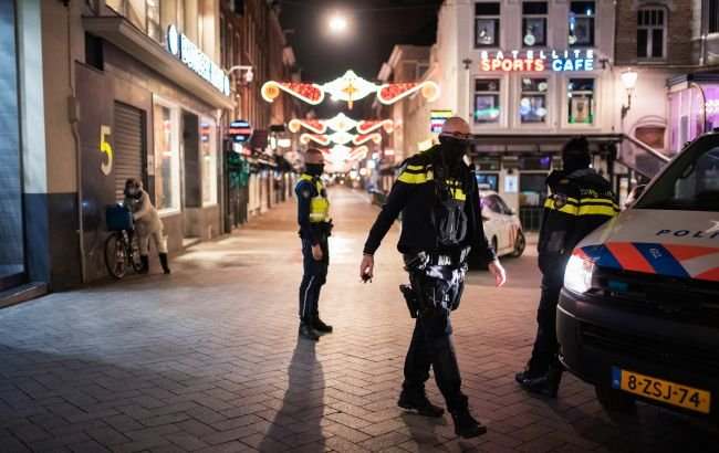 Беспорядки в Нидерландах: протестующие сожгли пункт тестирования на COVID