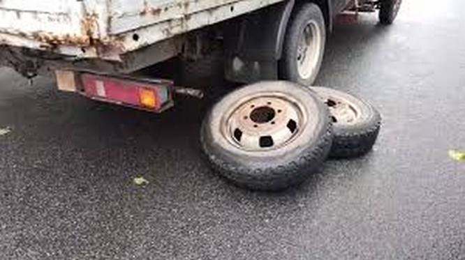 В Днепре у грузовика на ходу отвалились задние колеса