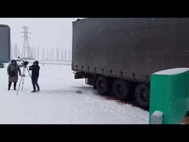 В Южноукраинске тягач с полуприцепом врезался в трубы системы отопления (ВИДЕО)