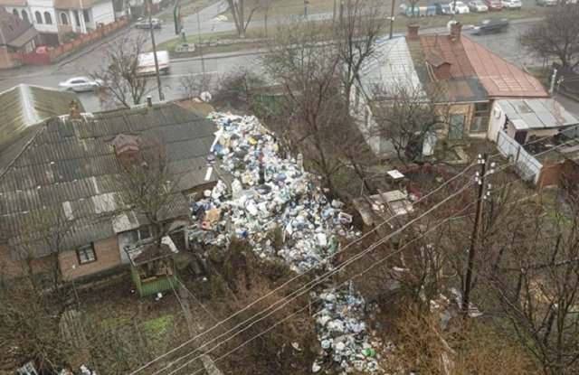 В Полтаве старушка за 20 лет насобирала целую свалку мусора в своем дворе (ВИДЕО)