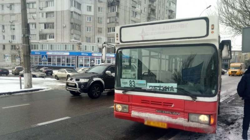 В Николаеве рейсовый автобус вылетел с трассы
