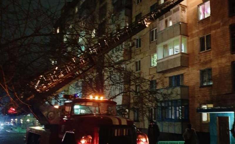 В Ингулецком районе Кривого Рога подросток угрожал прыгнуть с 5 этажа