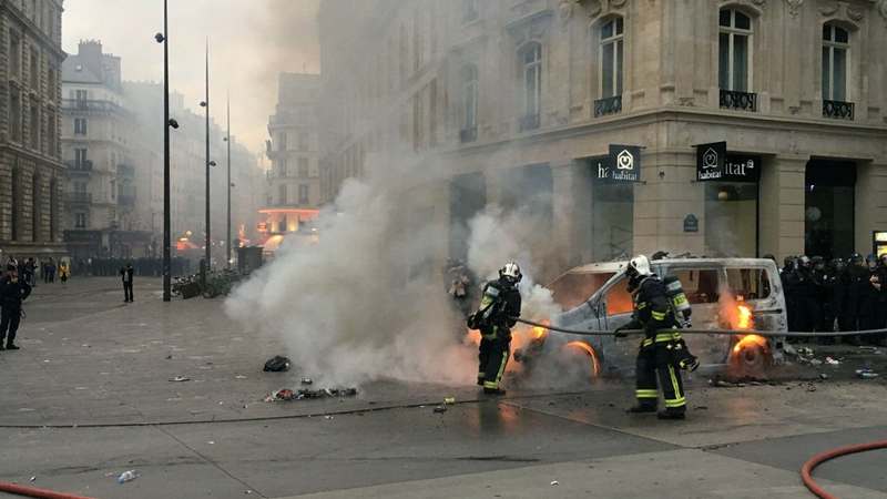 Более 860 машин сожгли во Франции в Новый год
