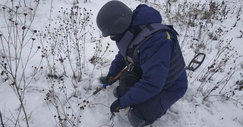 Пиротехники на Луганщине обнаружили 61 взрывоопасный предмет
