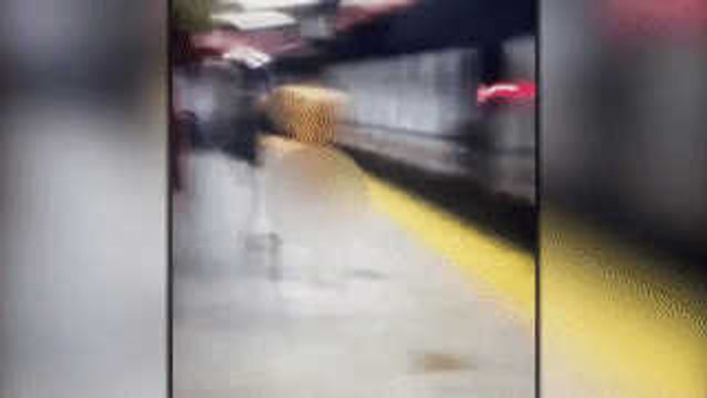 Голый мужчина устроил драку в метро Нью-Йорка и погиб от удара током