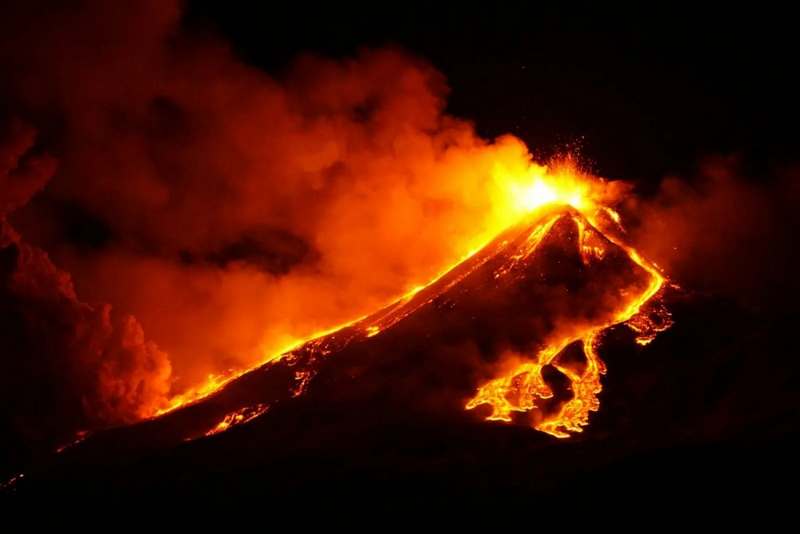 На Сицилии проснулся самый крупный в Европе вулкан (ВИДЕО)
